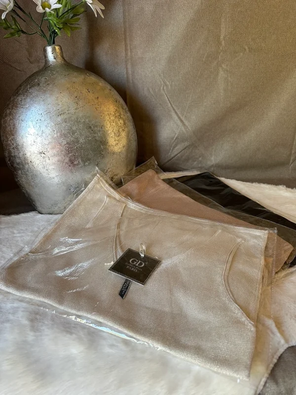 Mouwloze V-hals top van Golden Days. Verkrijgbaar in beige, taupe en zwart. Comfortabel, stijlvol en perfect voor elke outfit.