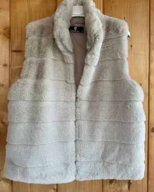 beige faux fur dames bodywarmer met horizontale stiksels, opstaande kraag en ritssluiting