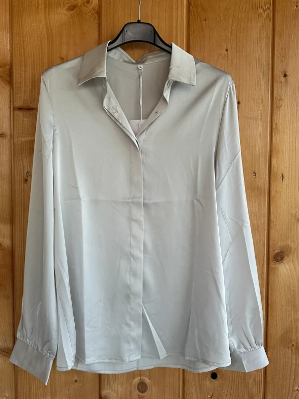 Lichtgrijze blouse van Sweet Miss Women’s Fashion met kraag en verborgen knoopsluiting. Elegant, tijdloos en perfect voor zakelijk en casual