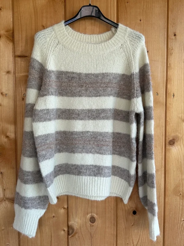 Wit-beige gestreepte trui van Emi-Jo met subtiele glitterdetails. Zacht, cosy en trendy – de perfecte knit voor herfst en winter.
