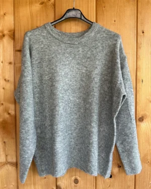 Zachte grijze trui van Jolio & Co met ronde hals en relaxte pasvorm. Tijdloos en comfortabel – een perfecte basic voor elke garderobe