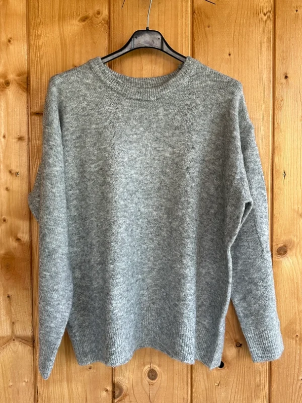 Zachte grijze trui van Jolio & Co met ronde hals en relaxte pasvorm. Tijdloos en comfortabel – een perfecte basic voor elke garderobe