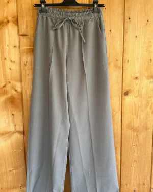 Grijzer pantalon met zijzakken en elastiek in de boord
