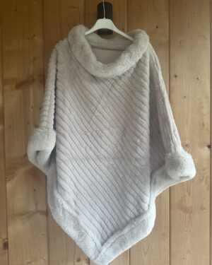 Lichtgrijze Mar & Co poncho van zachte faux fur met diagonale structuur, brede opstaande kraag en omgeslagen mouwuiteinden,