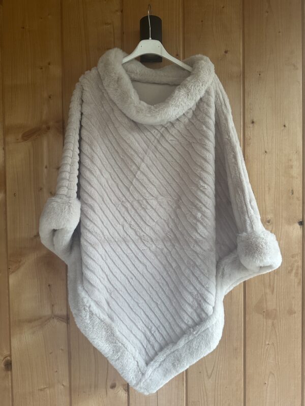 Lichtgrijze Mar & Co poncho van zachte faux fur met diagonale structuur, brede opstaande kraag en omgeslagen mouwuiteinden,
