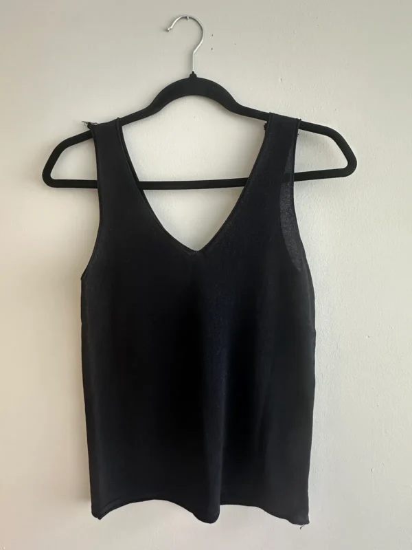 Stijlvolle mouwloze top in zwarte tint met diepe V-hals, ideaal voor een zomerse of casual look.