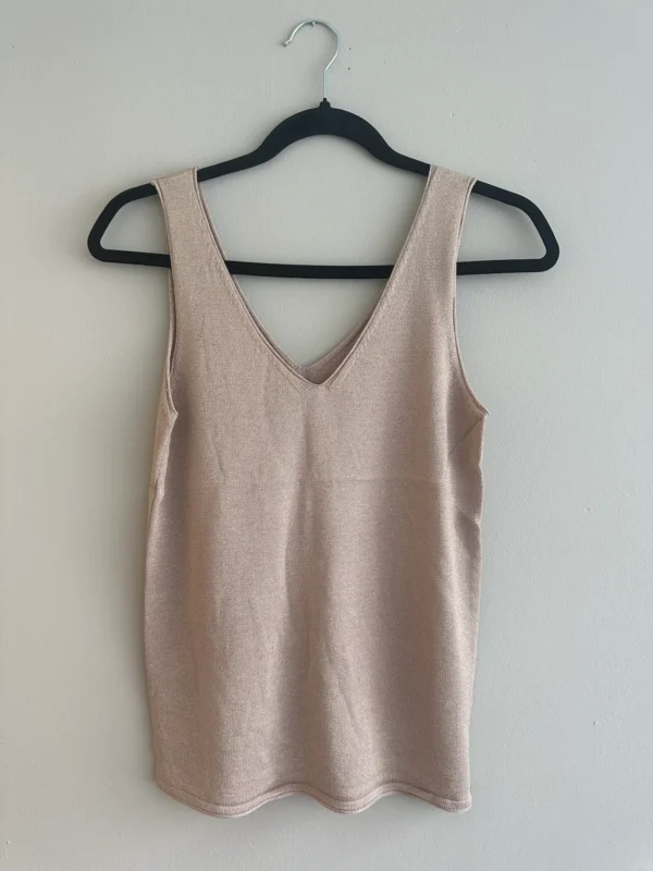Stijlvolle mouwloze top in de kleur Taupe tint met diepe V-hals, ideaal voor een zomerse of casual look.