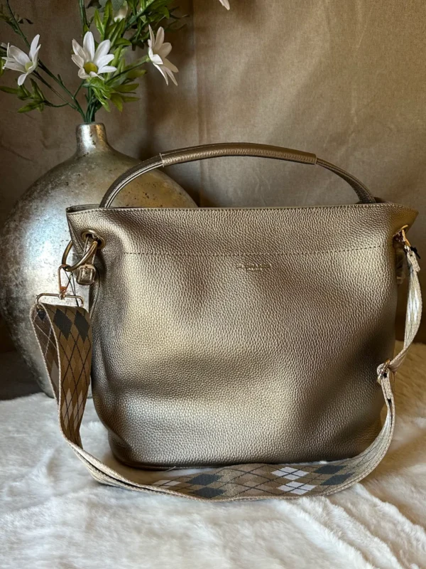 met een luxe bronskleurige finish, stevige handgreep en afneembare schouderband met grafisch patroon. Verkrijgbaar in meerdere kleuren