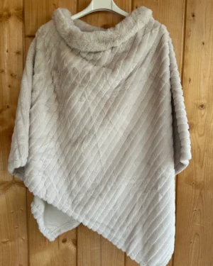 Lichtbeige Zaza's poncho van faux fur met diagonale stiksels en een zachte opstaande kraag, asymmetrisch model,