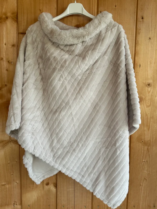 Lichtbeige Zaza's poncho van faux fur met diagonale stiksels en een zachte opstaande kraag, asymmetrisch model,