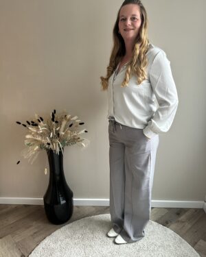 Lichtgrijze blouse van Sweet Miss Women’s Fashion met kraag en verborgen knoopsluiting. Elegant, tijdloos en perfect voor zakelijk en casual