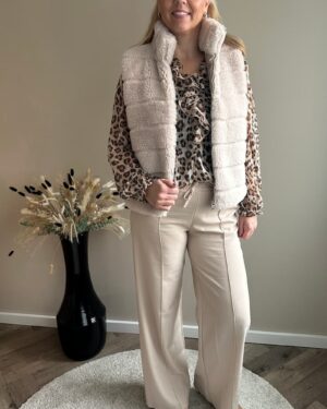 beige faux fur dames bodywarmer met horizontale stiksels, opstaande kraag en ritssluiting