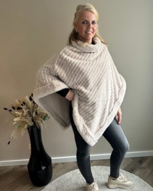 Lichtgrijze Mar & Co poncho van zachte faux fur met diagonale structuur, brede opstaande kraag en omgeslagen mouwuiteinden,