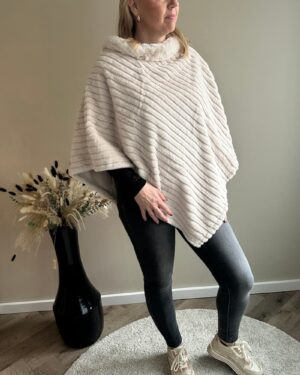 Lichtbeige Zaza'z poncho van faux fur met diagonale stiksels en een zachte opstaande kraag, asymmetrisch model,