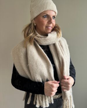 Beige Zaza's sjaal met subtiele glinsterende draadjes en franjes aan de uiteinden, sierlijk geknoopt