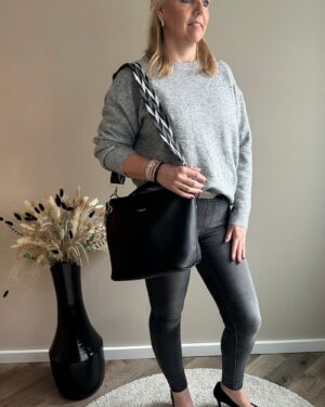 Zachte grijze trui van Jolio & Co met ronde hals en relaxte pasvorm. Tijdloos en comfortabel – een perfecte basic voor elke garderobe