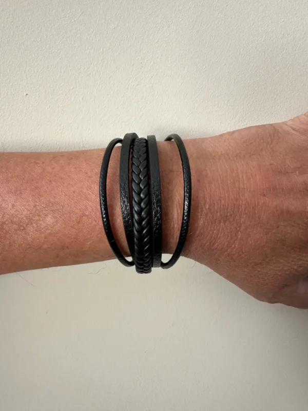 "Zwarte leren Herenarmband met gevlochten en gladde banden"